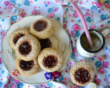Foto del paso 4 de la receta: Pepas de coco y mermelada de frutilla😋