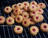 Foto langkah ke 9 dari resep Crunchy Strawberry Cheese Thumbprint Cookies.