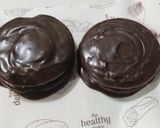 A picture of step 5 of Marie Biscuit Choco pies.