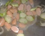รูปขั้นตอนการทำที่ 3 ของ ผัดบวบใส่ไข่และฮอทดอก (Stir Fried Zucchini with Egg and Hot Dog)