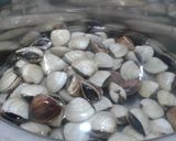 Hình bước làm 2 của món Canh nghêu nấu khế
