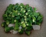 A picture of step 4 of Lehsuni Bhindi Do Pyaza.