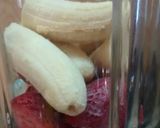 Foto del paso 1 de la receta: Licuado de frutillas y banana con leche