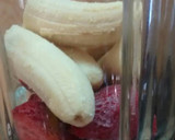 Foto del paso 1 de la receta: Licuado de frutillas y banana con leche