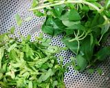 Hình bước làm 1 của món Canh Cá Bớp Nấu Lá Me Non