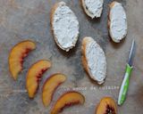 Une image de l'étape 3 de Tartine pêche fromage et miel 🥖🍑🧀🍯.