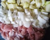 Foto del paso 3 de la receta: Carne con papas, cebolla y muzarella al horno