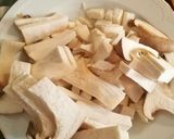 Foto del paso 1 de la receta: Rigatoni con jamón y setas en salsa de tomate