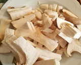 Foto del paso 1 de la receta: Rigatoni con jamón y setas en salsa de tomate