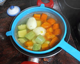 Foto del paso 2 de la receta: Menestra de calabacín, zanahoria y papas al aceite de pimentón