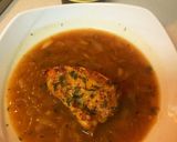 Foto del paso 7 de la receta: Sopa de cebolla con cerveza y crotones de parmesano, mostaza y tomillo
