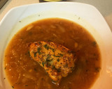 Foto del paso 7 de la receta: Sopa de cebolla con cerveza y crotones de parmesano, mostaza y tomillo