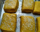 Foto langkah ke 5 dari resep Kue Bantal Labu Kuning.