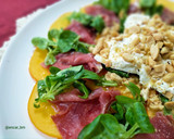 Foto del paso 5 de la receta: Carpaccio de caqui con jamón ibérico, burrata y frutos secos