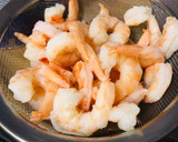 Foto del paso 1 de la receta: Ensalada de coliflor con camarones