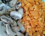 Foto langkah ke 2 dari resep Chicken mushy creamy soup.