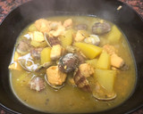 Foto del paso 3 de la receta: Guiso de salmón y almejas!!