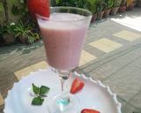 A picture of step 5 of Mcdonalds style strawberry shake.