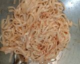 Foto langkah ke 5 dari resep Pad Thai With King Prawns.