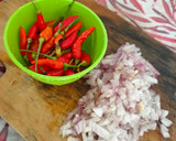 Foto langkah ke 2 dari resep Ikan Goreng Siram Kuah Kecap Pedas.