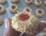 Foto langkah ke 3 dari resep Strawberry thumbprint cookies.