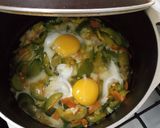 Foto del paso 1 de la receta: Huevos Poché, sobre colchón vegetal