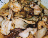 Foto del paso 8 de la receta: Calamar a la plancha con langostinos al ajillo