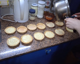 Foto del paso 5 de la receta: Tarteletas de crema pastelera, dulce de leche, almendras, coco y chocolate