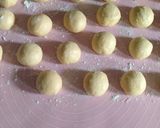 Foto langkah ke 4 dari resep Donat ala jco dengan tabur kayu manis.