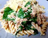 A picture of step 4 of Tuna & Prawn Pasta with seafood sauce + Cheese. 🤗🤗🤗🤗.