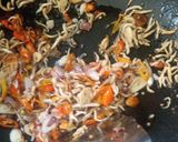 Foto langkah ke 4 dari resep Tumis Bunga Pepaya Tanpa Rasa Pahit.