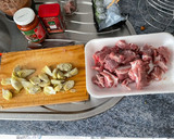 Foto del paso 1 de la receta: Arroz meloso con costilla y alcachofas
