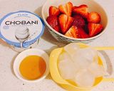Hình bước làm 1 của món Strawberry Yogurt Smoothie