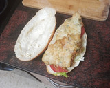Foto del paso 4 de la receta: Bocadillo de merluza rebozada con ensalada y mayonesa