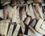 Foto del paso 1 de la receta: Papás rústicas con salsa