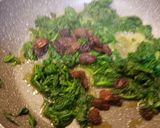 Foto del paso 2 de la receta Revuelto de espinacas, huevo frito y butifarra