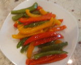 Foto del paso 2 de la receta: Rollitos de ternera con pimientos en salsa de vino blanco