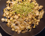 Foto del paso 1 de la receta: Berenjena con tofu, aguacate, guisantes y feta