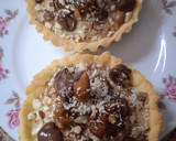 Foto del paso 6 de la receta: Tarteletas de crema pastelera, dulce de leche, almendras, coco y chocolate