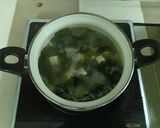 Hình bước làm 2 của món Canh Miso rong biển đậu hủ, nấm hương