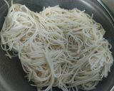 A picture of step 2 of Singapore Chicken Laksa with Vegetables.