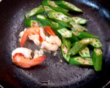 รูปขั้นตอนการทำที่ 5 ของ กระเจี๊ยบเขียวผัดกุ้ง