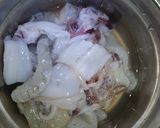 Foto langkah ke 1 dari resep Cumi dan udang saus tiram.