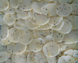 Foto del paso 2 de la receta: Dorada al horno con patatas panaderas y cebollas asadas🐟🐟
