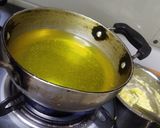A picture of step 5 of Urad dal dahi bhalla.