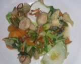 Foto langkah ke 4 dari resep Tumis sawi putih bakso wortel.