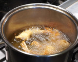 Foto del paso 9 de la receta: Camarones fritos con batido de cerveza y ensalada de mango con queso de cabra
