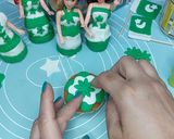 A picture of step 6 of Ready-made cupcakes with Fondant topper independence day theme.