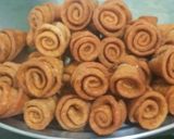 डिजाइनर रोल कोन मसाला मठरी (designer roll cone masala mathri recipe in Hindi) रेसिपी चरण 11 फोटो