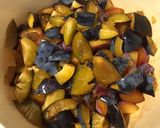 Une image de l'étape 2 de Compote de pommes aux deux prunes et mûres.